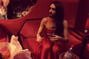 Conchita Wurst reitet im „Crazy Horse“ ein