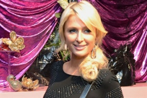 Paris Hilton verspricht "Party-Musik"