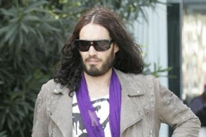 Russell Brand stellt sich der Polizei