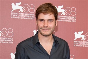 Daniel Brühl ist mit Freundin glücklich