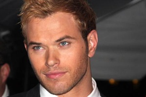 Kellan Lutz macht fröhliche Mode