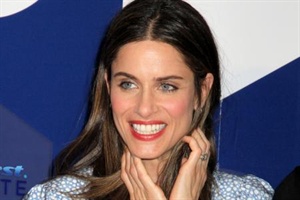 Amanda Peet neben Jason Bateman in 