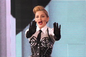 Madonna sammelt 60.000 Dollar mit nacktem Po