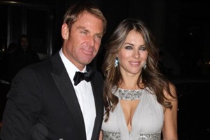 Elizabeth Hurley wartet gern auf Hochzeit mit Shane Warne