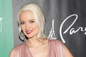 Holly Madison wegen Schwangerschaftsübelkeit im Krankenhaus