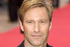 Aaron Eckhart reißt Frauen auf Twitter auf