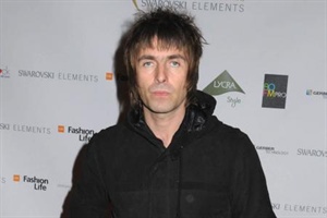 Betrunkener Liam Gallagher versucht auf Hund zu reiten