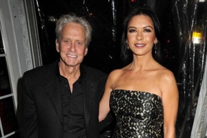 Michael Douglas steht Zeta-Jones bei