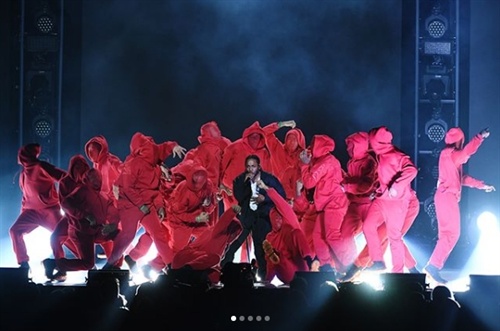 Kendrick Lamar makes a powerful opening at the Grammys