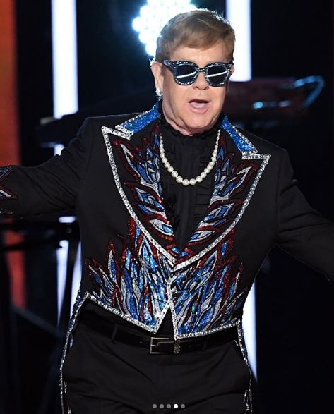 Miley Cyrus belts out Tiny Dancer alongside Elton John at the Grammys 4