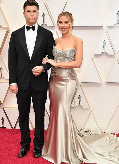 Scarlett Johansson in Oscar de la Renta mit Colin Jost in Giorgio Armani